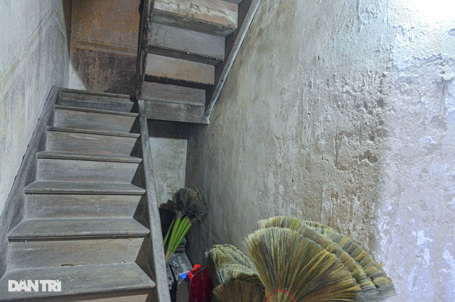 Admiring one-hundred-year-old ancient villa in Hanoi’s outskirt