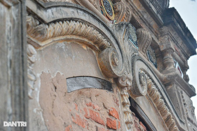 Admiring one-hundred-year-old ancient villa in Hanoi’s outskirt