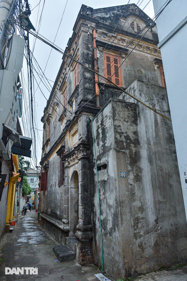 Admiring one-hundred-year-old ancient villa in Hanoi’s outskirt