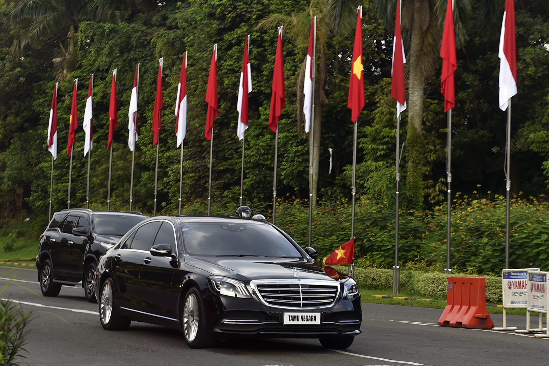 vietnamese prime minister holds talks with indonesian president ahead of regional leaders meeting