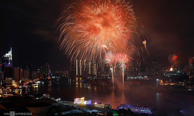 Vietnam’s provinces, cities set off fireworks on National Reunification Day