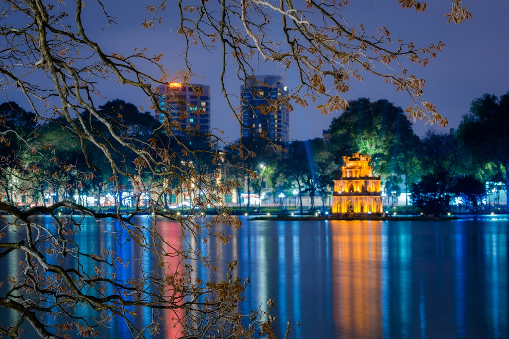A silent Hanoi under the night light