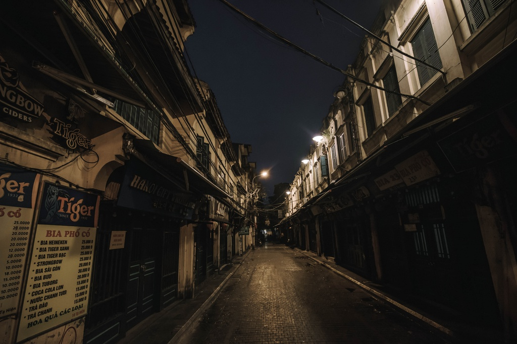 A silent Hanoi under the night light