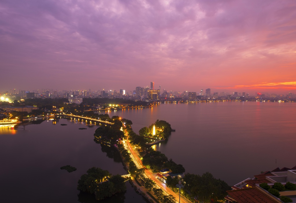 A silent Hanoi under the night light