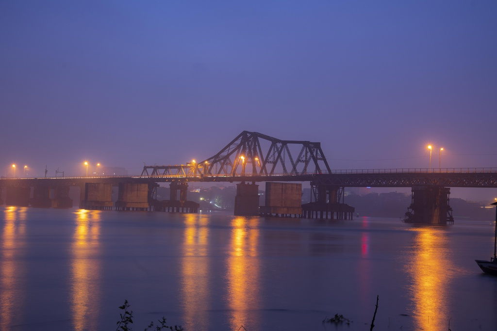 A silent Hanoi under the night light