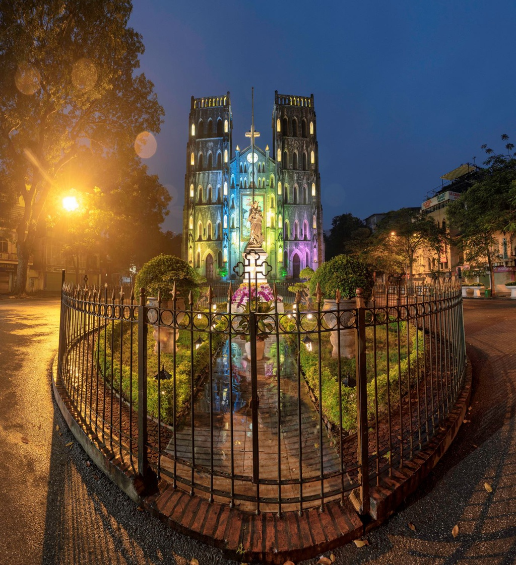 A silent Hanoi under the night light