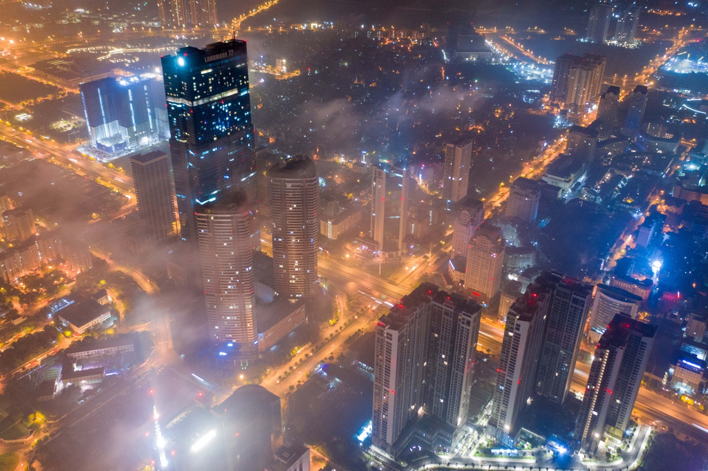 A silent Hanoi under the night light