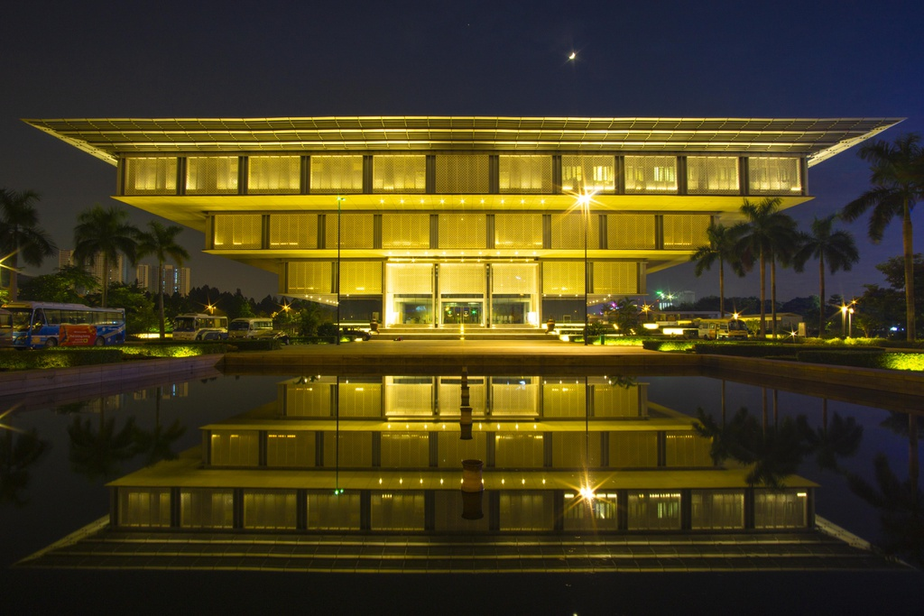 A silent Hanoi under the night light