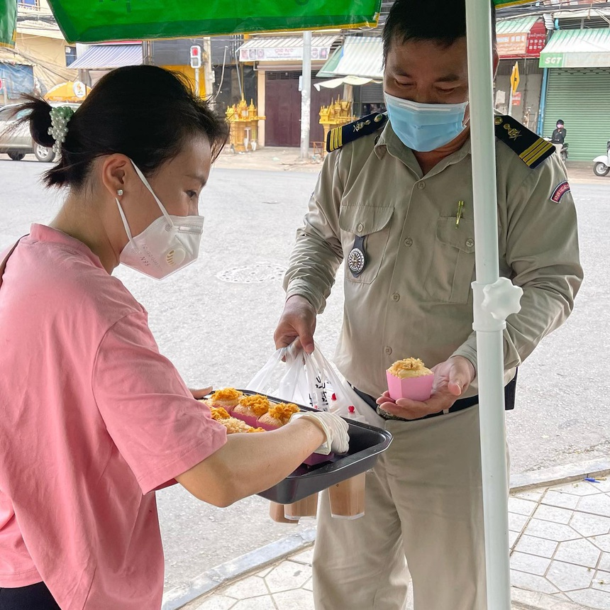 Vietnamese woman makes cakes, milk tea to gift anti-pandemic force in Cambodia