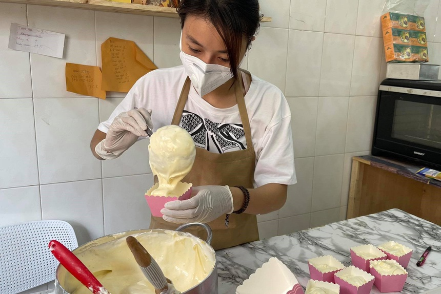 Vietnamese woman makes cakes, milk tea to gift anti-pandemic force in Cambodia