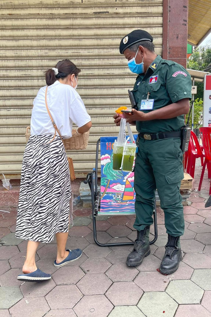 Vietnamese woman makes cakes, milk tea to gift anti-pandemic force in Cambodia