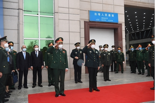 Vietnam, China hold border defence friendship exchange