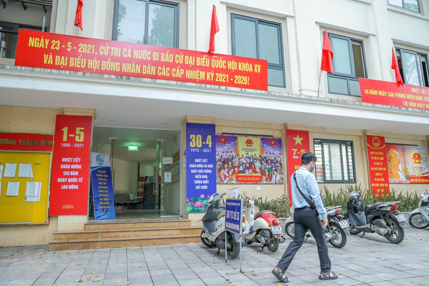 In Photo: Hanoi’s streets brilliantly decorated to celebrate National Reunification Day