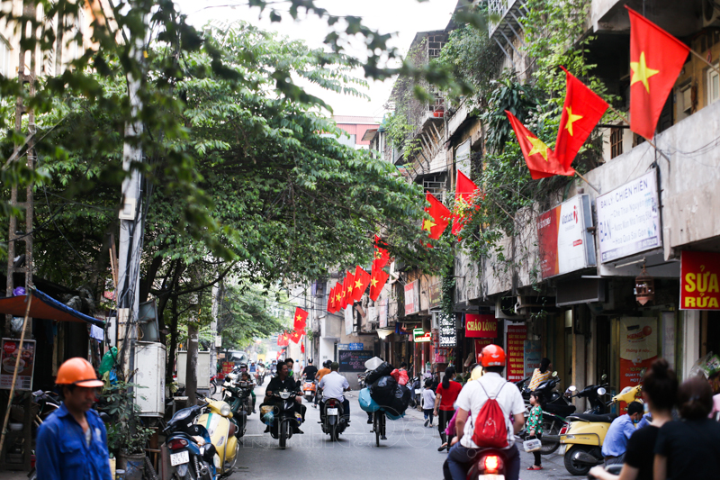 In Photos: Hanoi’s streets turns vibrant to celebrate National Reunification Day