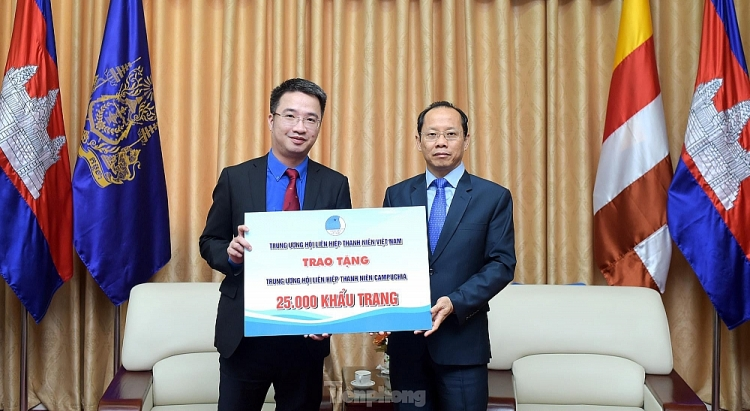 HCMC Communist Youth Union gifts 50.000 face masks to Laos and Cambodia