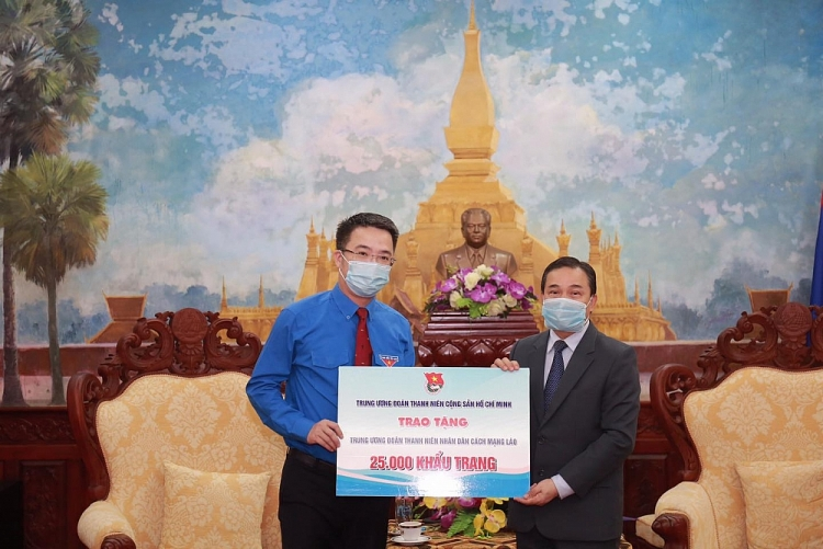 HCMC Communist Youth Union gifts 50.000 face masks to Laos and Cambodia