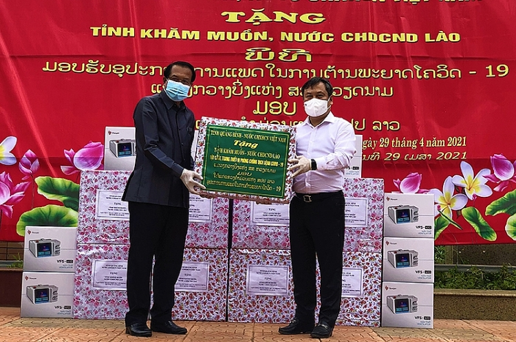 Vietnam’s localities present Covid-19 medical supplies to Laos