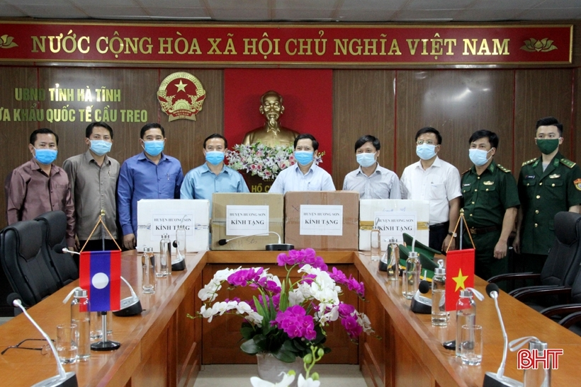 Vietnam’s localities present Covid-19 medical supplies to Laos