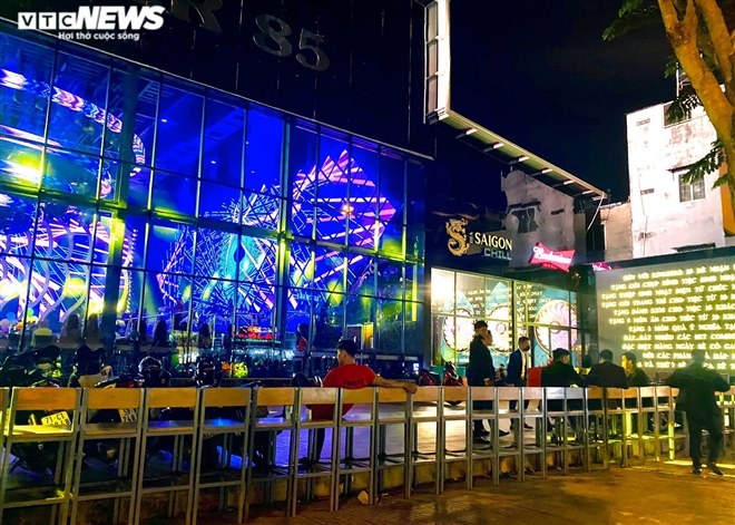 Bars, karaoke parlors in HCMC City ignore regulations on Covid-19 prevention and control