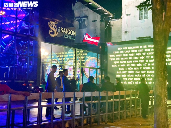 Bars, karaoke parlors in HCMC City ignore regulations on Covid-19 prevention and control