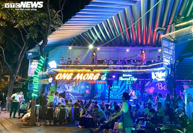 Bars, karaoke parlors in HCMC City ignore regulations on Covid-19 prevention and control