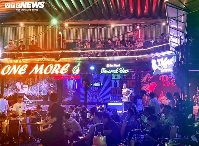 Bars, karaoke parlors in HCMC City ignore regulations on Covid-19 prevention and control