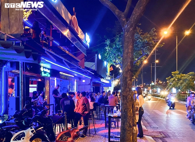 Bars, karaoke parlors in HCMC City ignore regulations on Covid-19 prevention and control