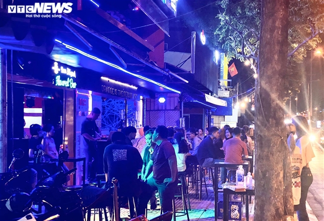 Bars, karaoke parlors in HCMC City ignore regulations on Covid-19 prevention and control