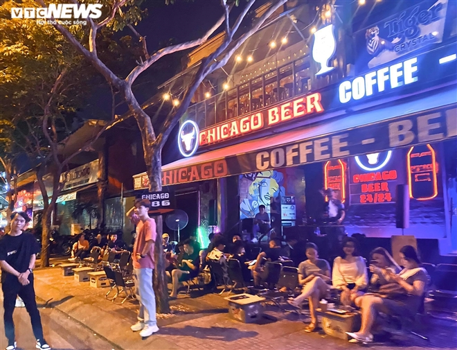 Bars, karaoke parlors in HCMC City ignore regulations on Covid-19 prevention and control