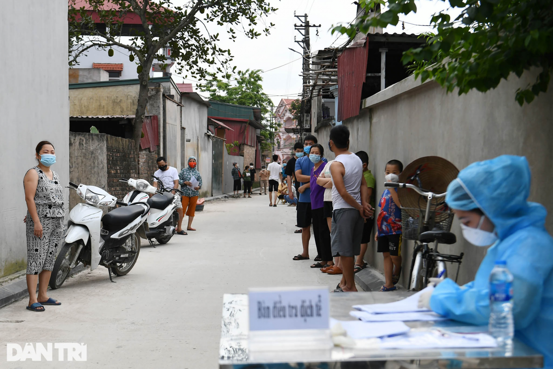 Inside the Covid-19 blockaded village outskirts of Hanoi