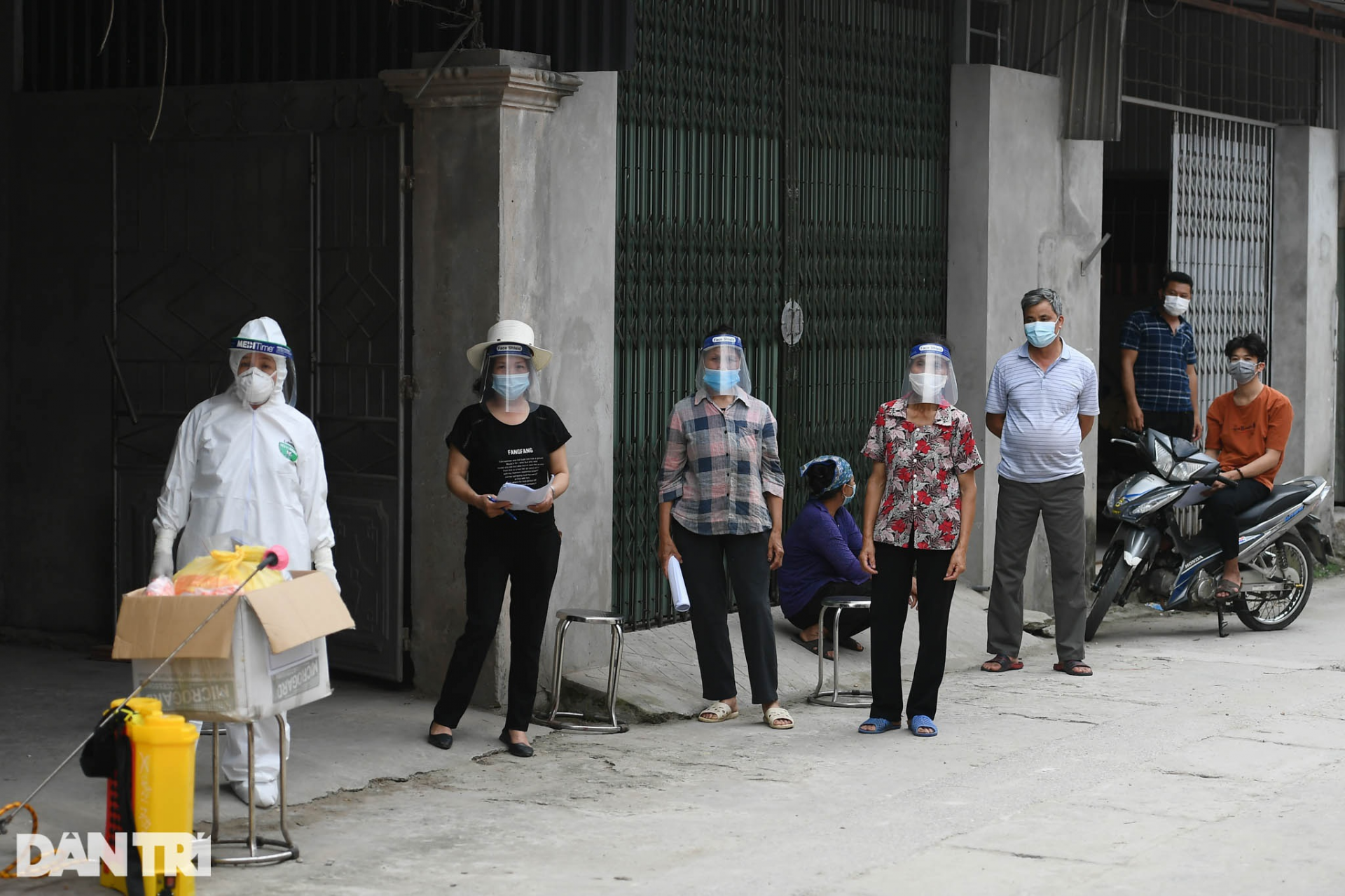 Inside the Covid-19 blockaded village outskirts of Hanoi