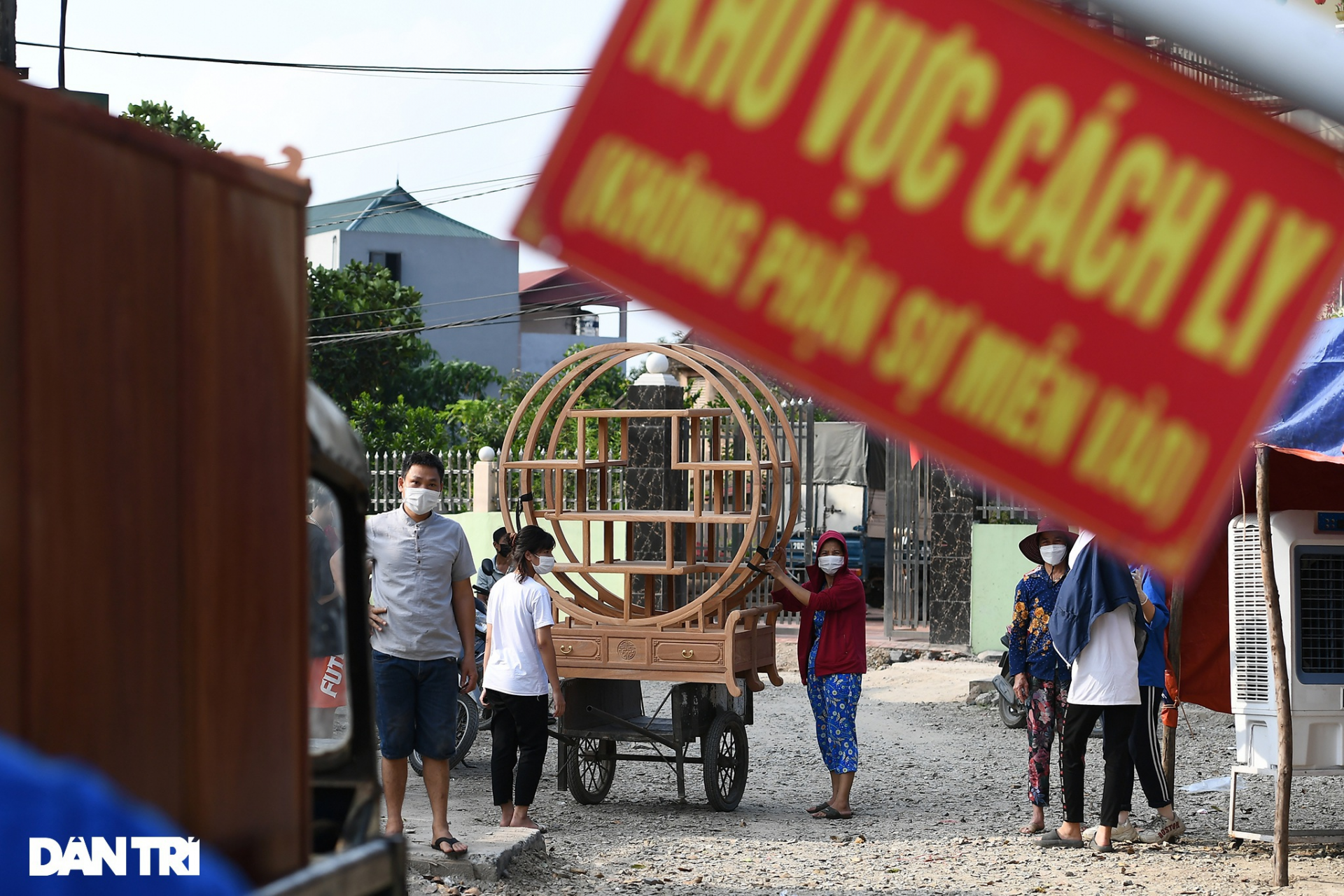 Inside the Covid-19 blockaded village outskirts of Hanoi