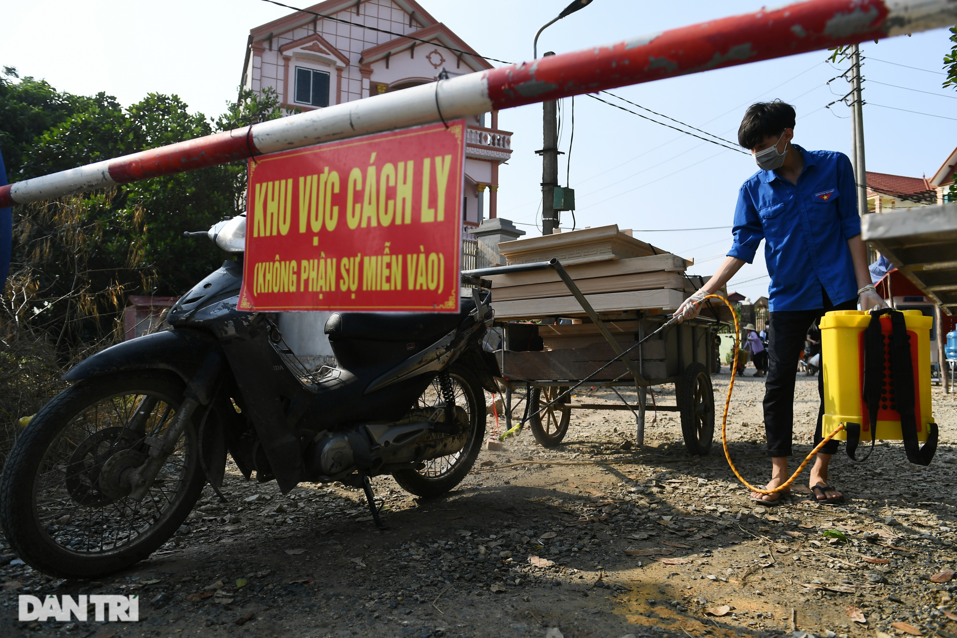 Inside the Covid-19 blockaded village outskirts of Hanoi