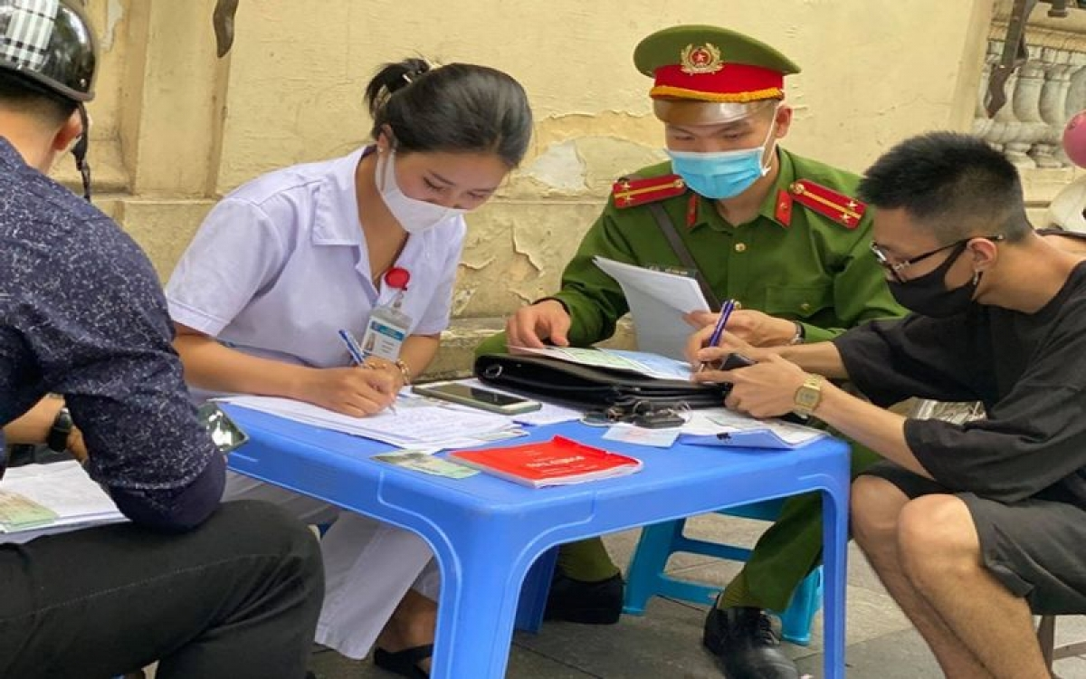 Over 100 people in Hanoi fined for not wearing face masks during holiday