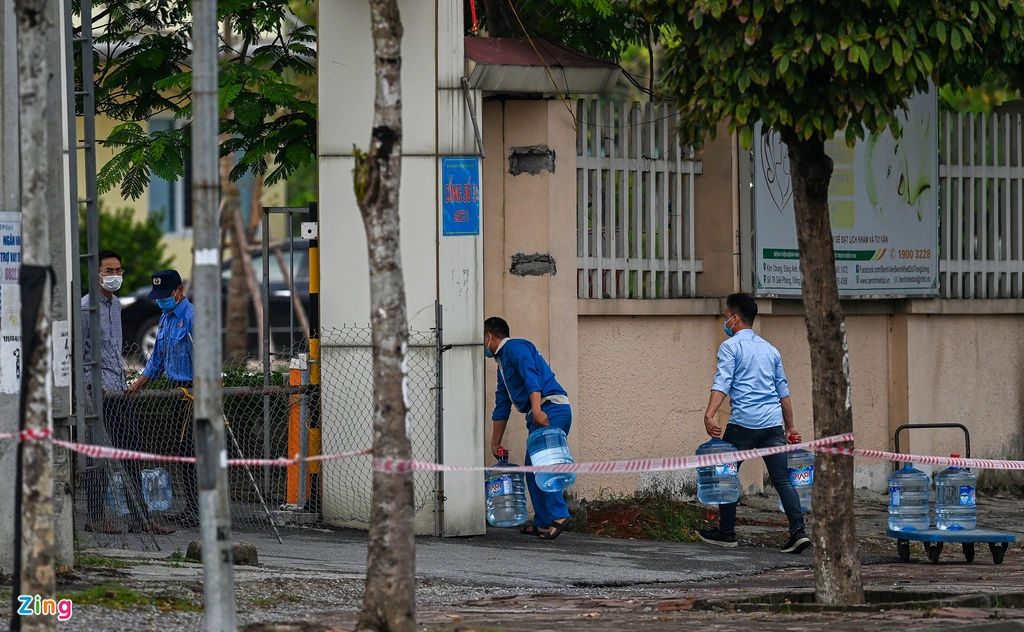Hanoi frontline hospital in Covid-19 fight put under lockdown