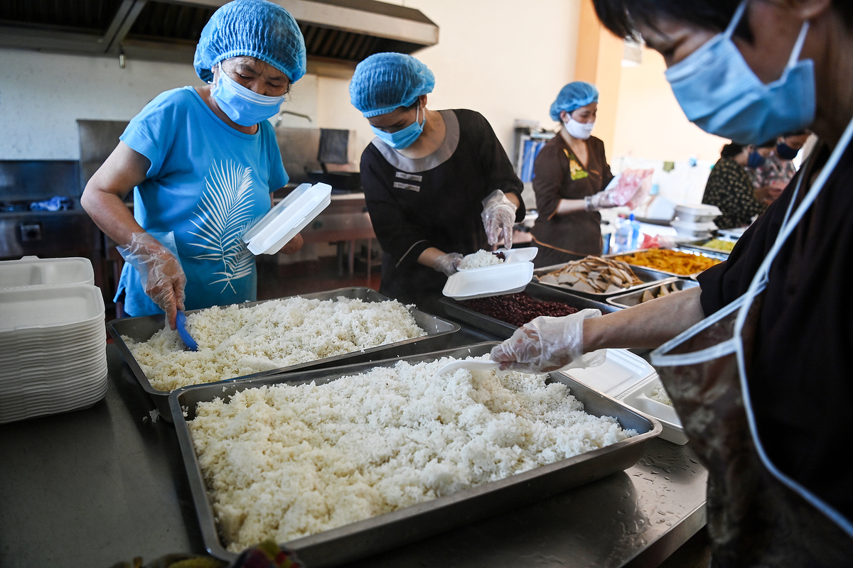 buddhists provide free meals to quarantined patients at hanoi cancer hospital