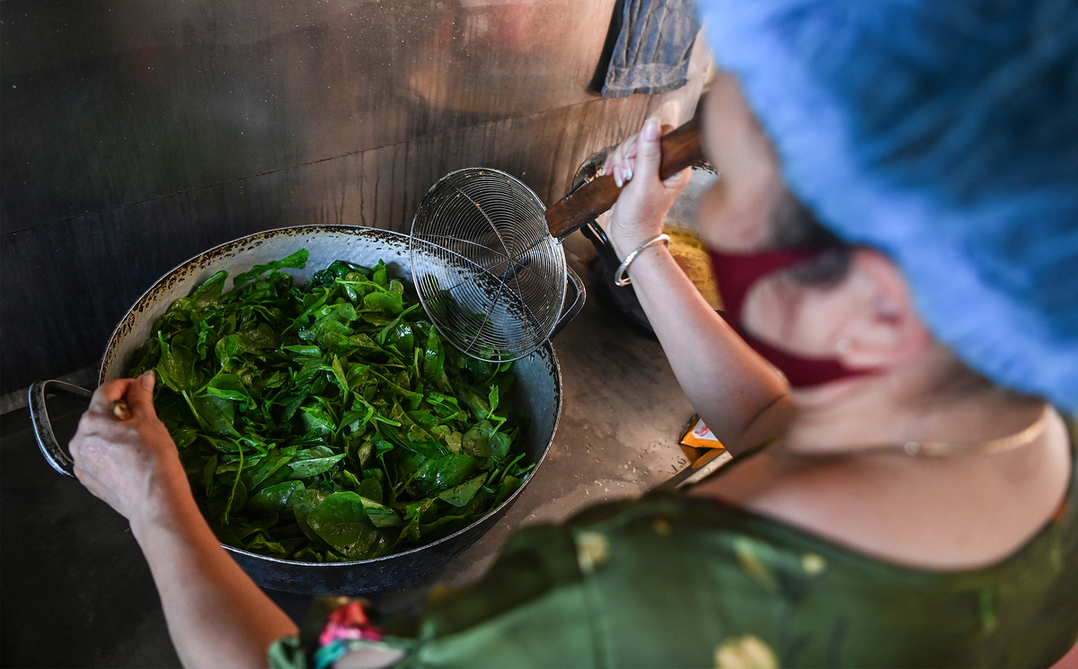 Buddhists provide free meals to quarantined patients at Hanoi cancer hospital