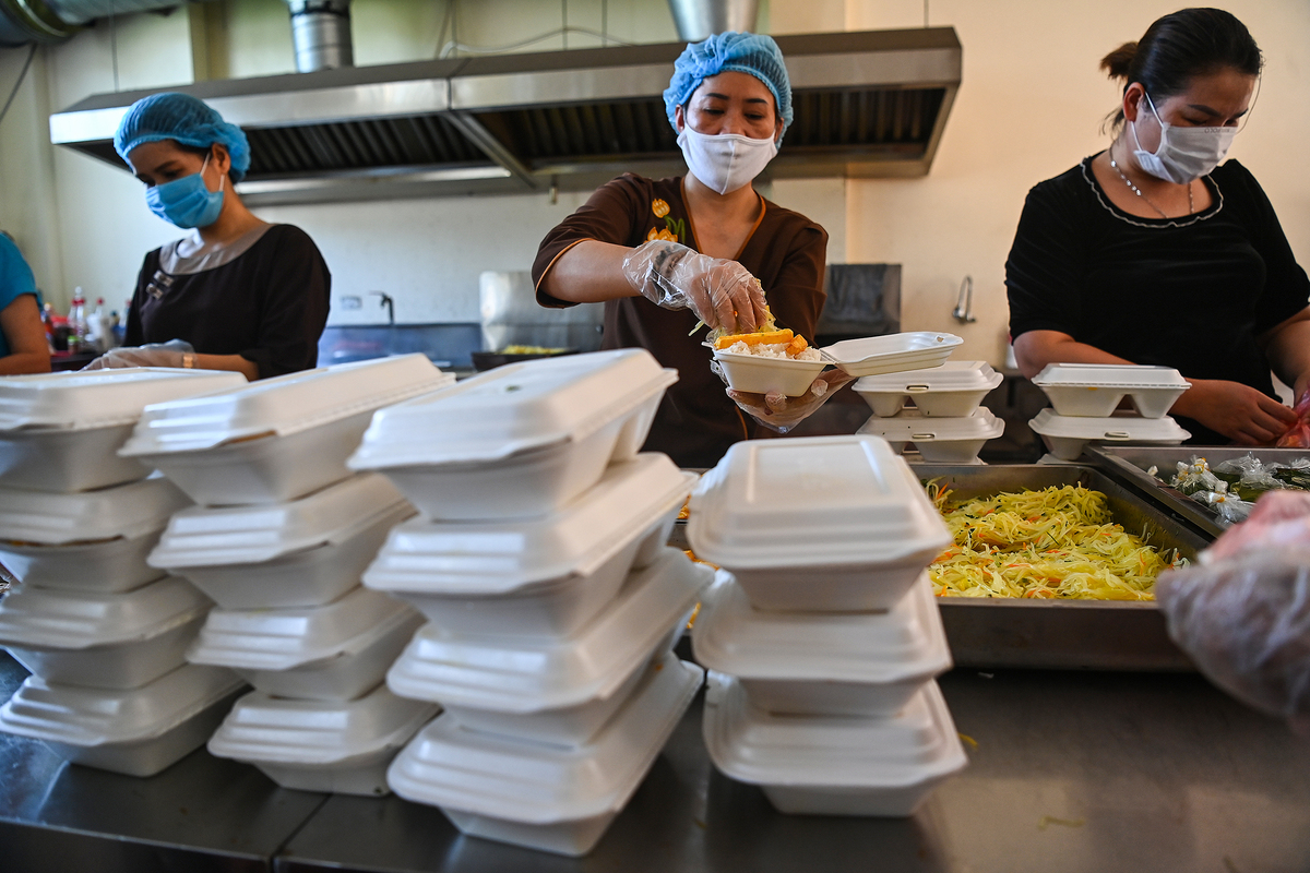 Buddhists provide free meals to quarantined patients at Hanoi cancer hospital