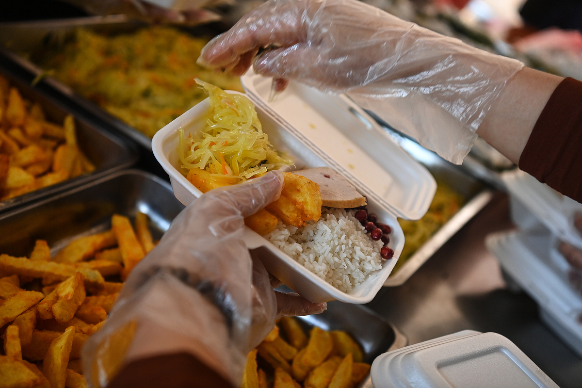 Buddhists provide free meals to quarantined patients at Hanoi cancer hospital