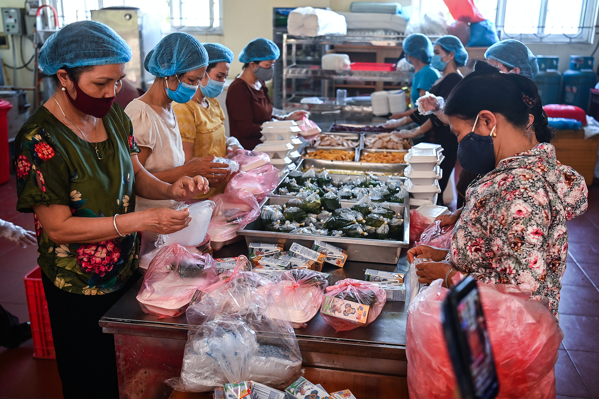 Buddhists provide free meals to quarantined patients at Hanoi cancer hospital