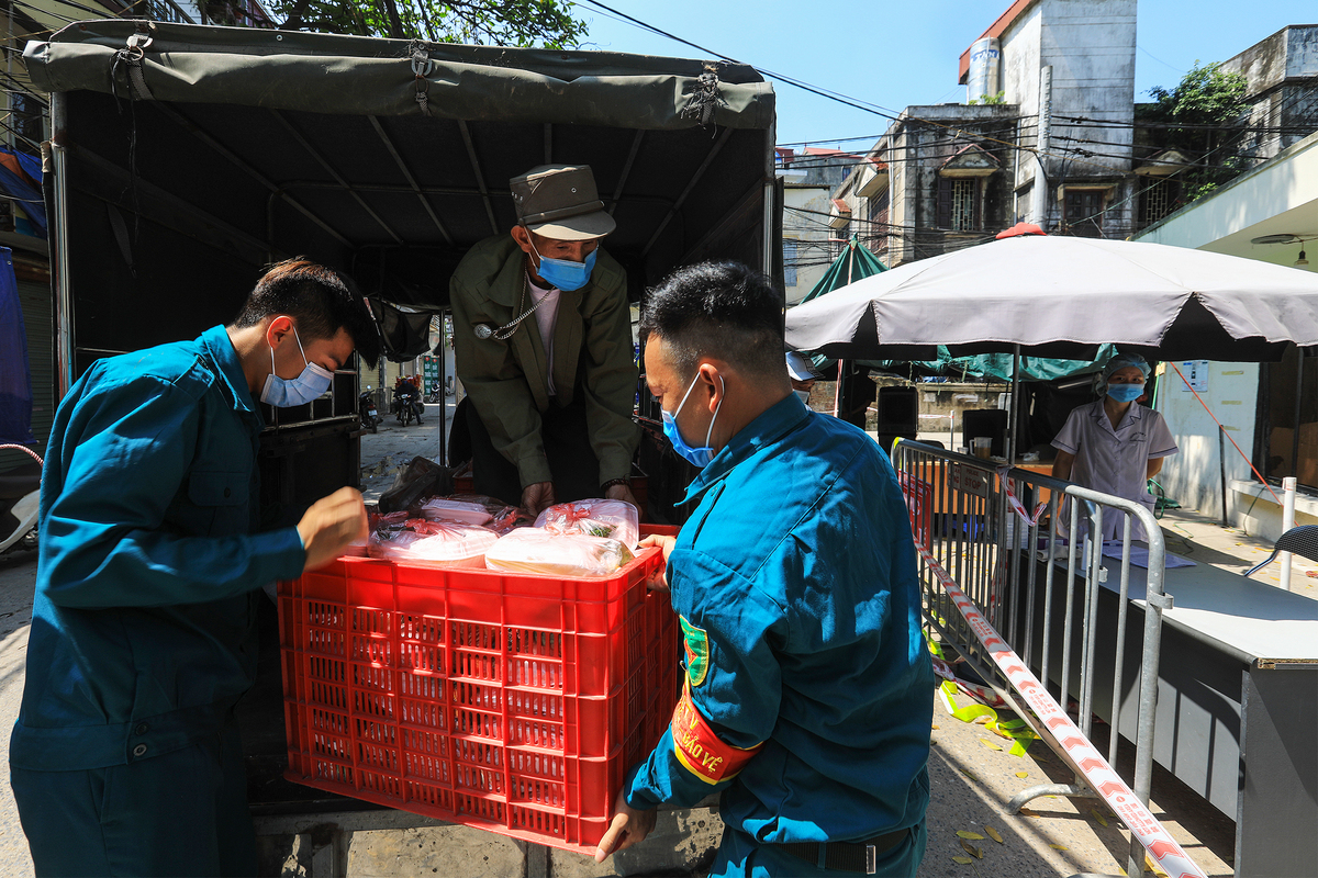 Buddhists provide free meals to quarantined patients at Hanoi cancer hospital