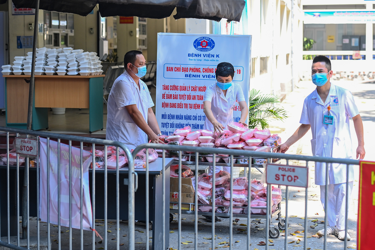 Buddhists provide free meals to quarantined patients at Hanoi cancer hospital