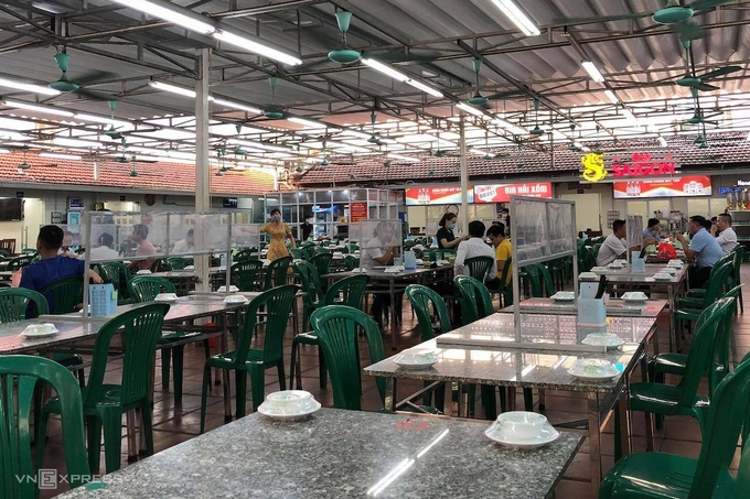 Hanoi closes down beer stalls, temporary markets over Covid-19 concerns