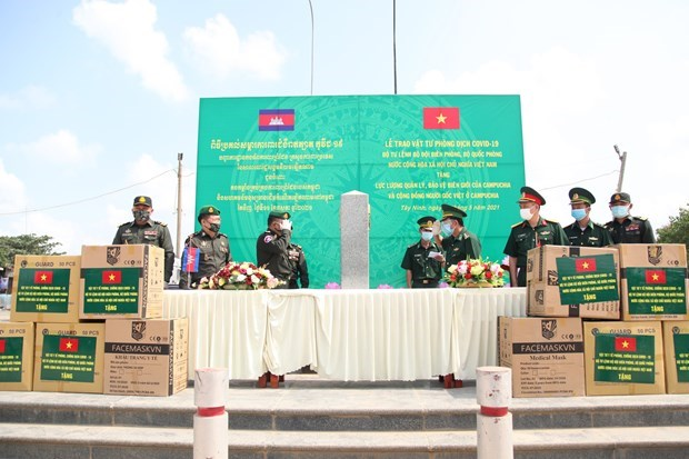 Vietnam’s border guard force gifts medical supplies to Cambodia