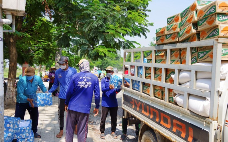 Dong Thap Province presents necessities to Vietnamese in Tonlé Sap (Cambodia) in Covid-19 fight