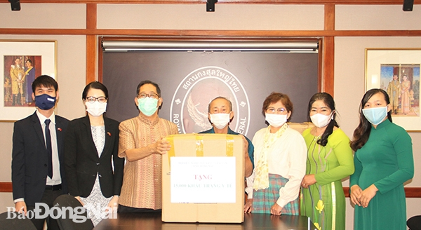 Vietnam-Thailand Friendship Association in Dong Nai gifts 15,000 medical masks to Thai people