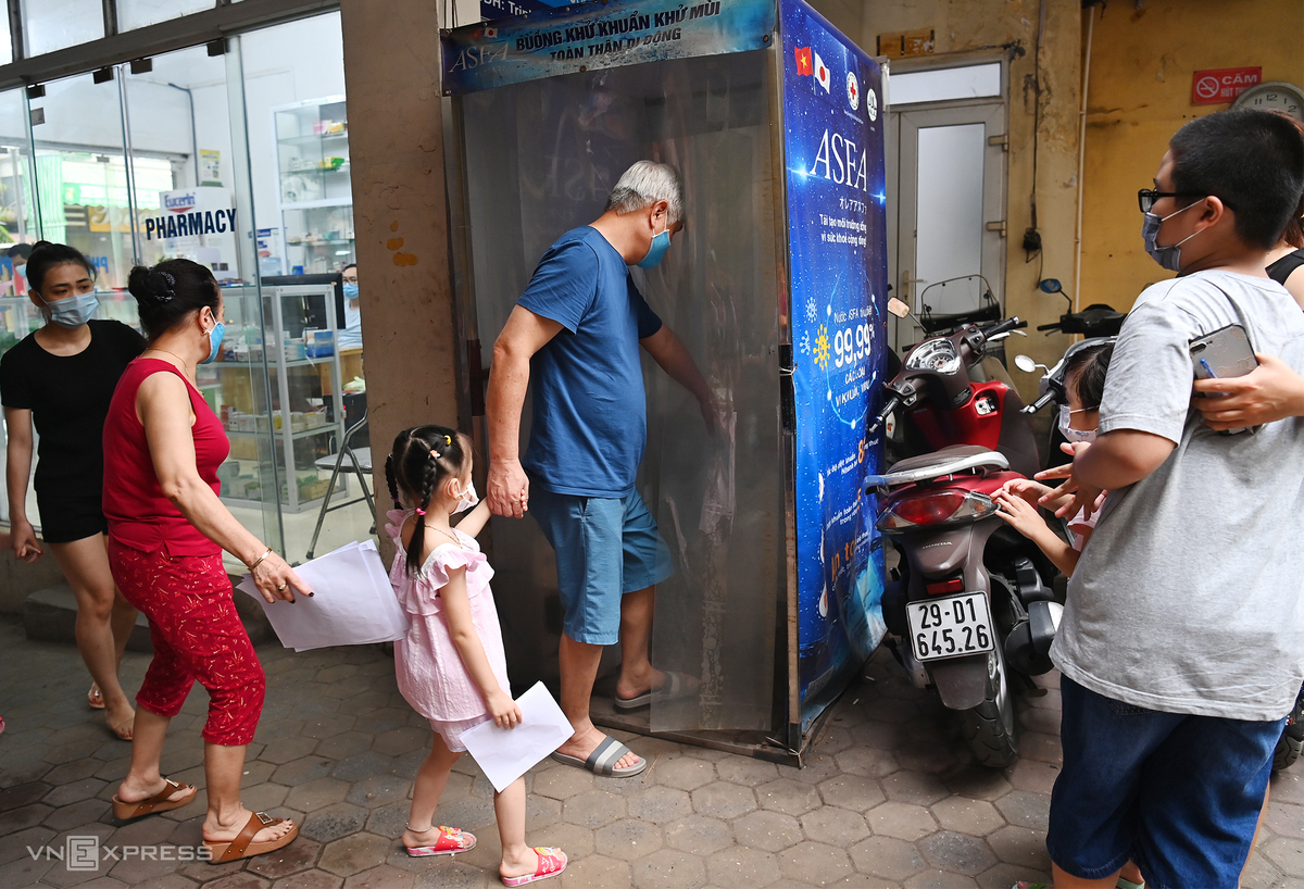 in photos hanoi conducts covid 19 testing for people returning from da nang