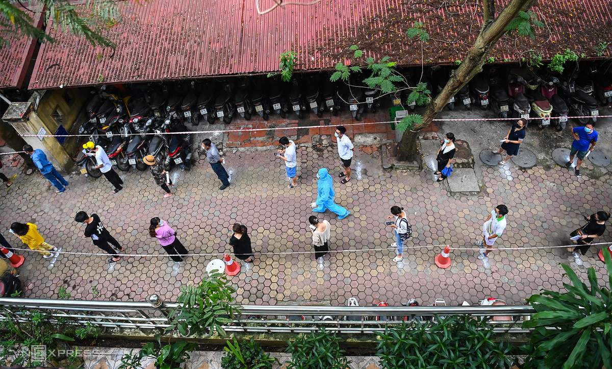 In Photos: Hanoi conducts Covid-19 testing for people returning from Da Nang