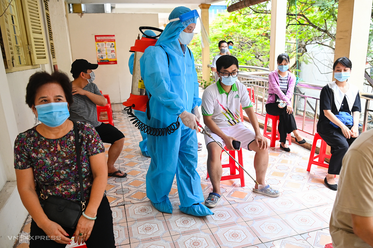 In Photos: Hanoi conducts Covid-19 testing for people returning from Da Nang