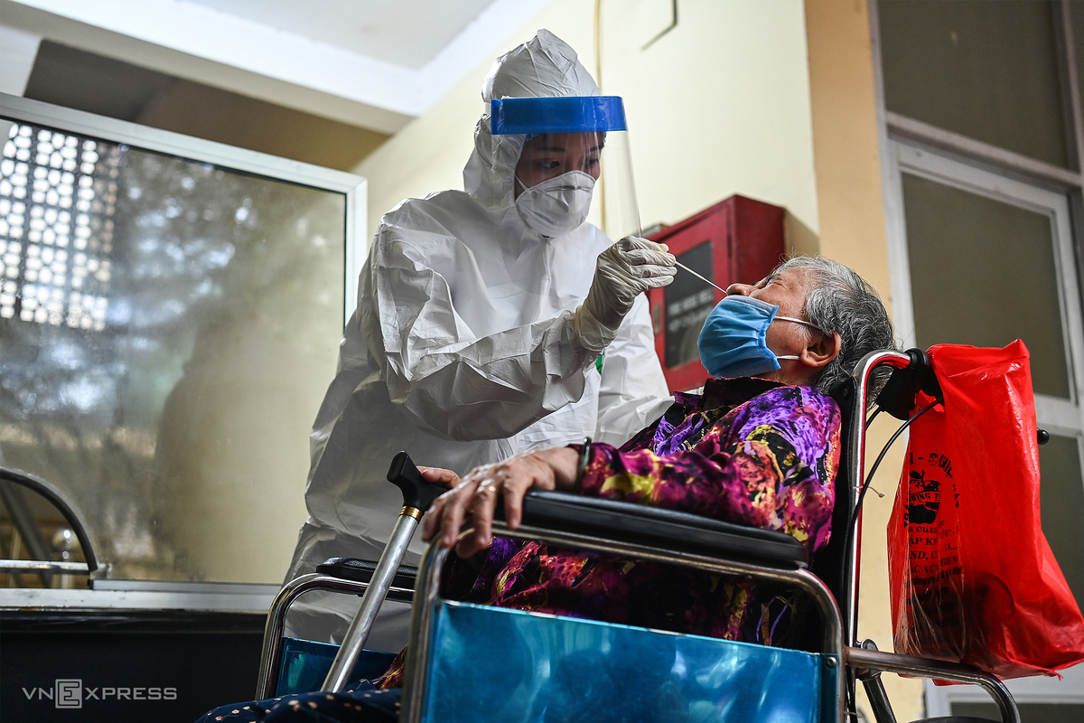 In Photos: Hanoi conducts Covid-19 testing for people returning from Da Nang